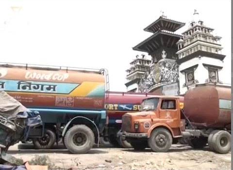 वीरगञ्ज नाकाबाट निर्बाध ग्यास र पेट्रोल आयात
