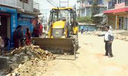 सडक विस्तारका लागि आफैँ घर भत्काउँदै स्थानीयवासी