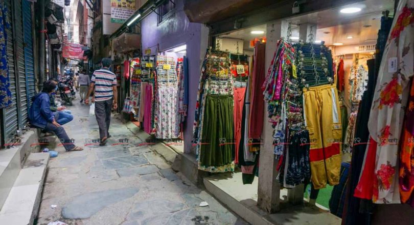 खुले पसल छैनन् ग्राहक