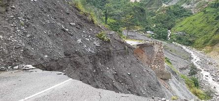 सङ्खुवासभाको भोटखोला जाने सडक तीनदेखि अवरुद्ध