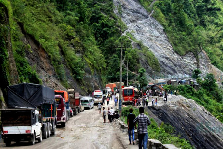 मुग्लिन–नारायणगढ सडक खण्डको ठाउँ–ठाउँमा पहिरो : गाडीको आवतजावत ठप्प