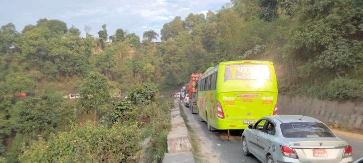 बेनिघाटमा पहिरो खस्दा मुग्लिन–काठमाडौं सडक बन्द