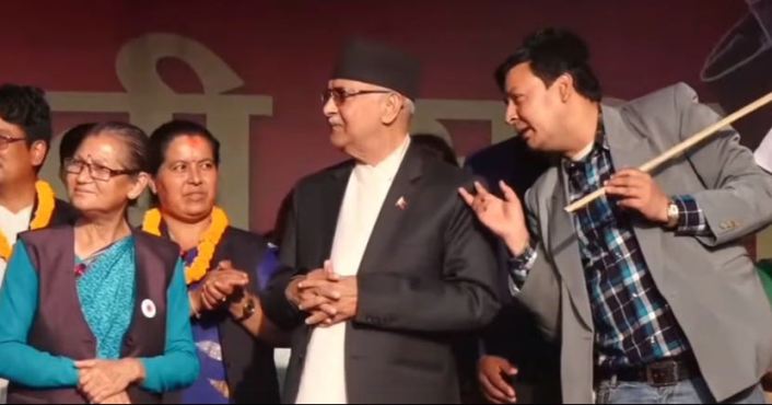 ओलीको खुट्टा छुँदै पुण्य गौतम एमालेमा प्रवेश