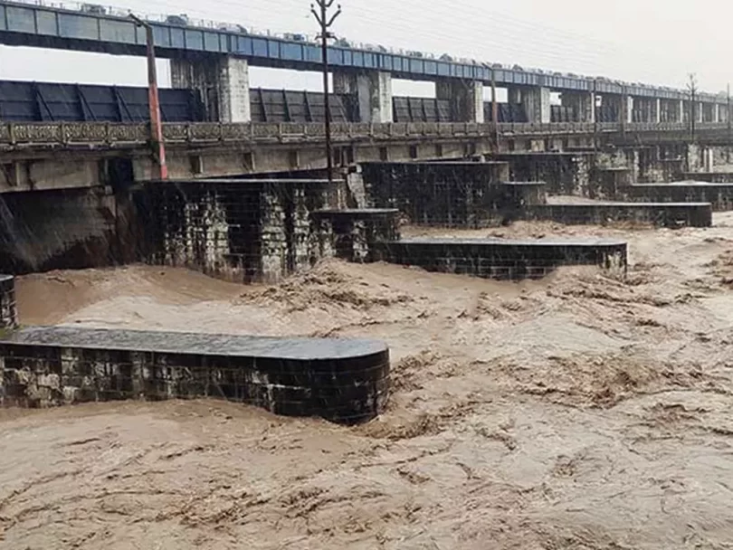 लगातारको वर्षासँगै गण्डक ब्यारेजका सबै ढोका खुला