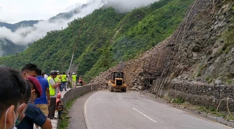 तुइन खोलामा पहिरो, नारायणघाट-मुग्लिन सडक अवरूद्ध