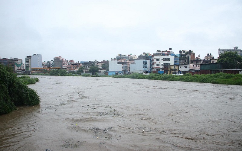 देशको धेरै ठाउँमा निरन्तर वर्षा, नदी र खोलामा बाढी