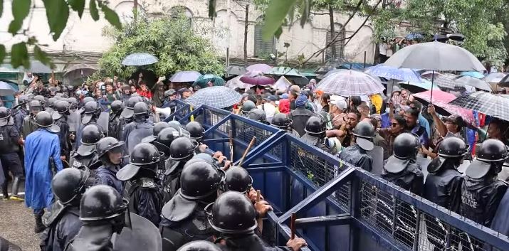 सहकारी पीडितको प्रदर्शन : सिंहदरबारतर्फ अगाडी बढ्न खोजीपछि प्रहरीद्वारा लाठी प्रहार