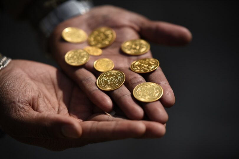 राष्ट्र बैंकले तिहारमा सुनको असर्फी र चाँदी सिक्का बेच्दै