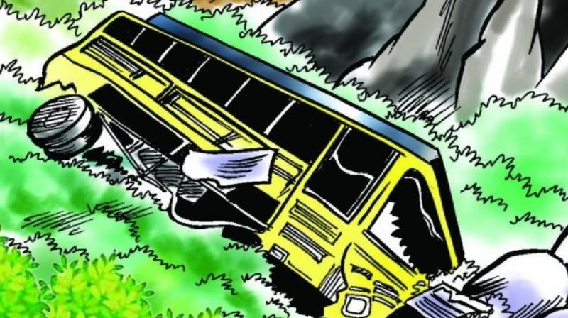 गौरबाट काठमाडौँतर्फ गइरहेको बस चितवनमा दुर्घटना, ३३ जना घाइते
