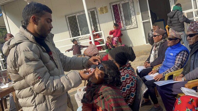शिविरले देखायो संसार : ११ वर्षपछि आँखा देख्न पाए दिदी-भाइले