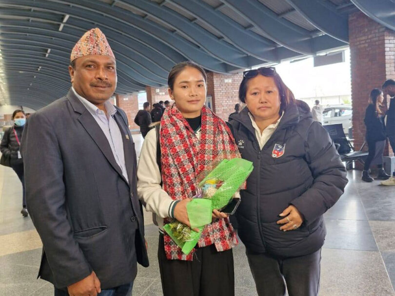 फुटबल खेल्न एन्जिला ग्रिस प्रस्थान