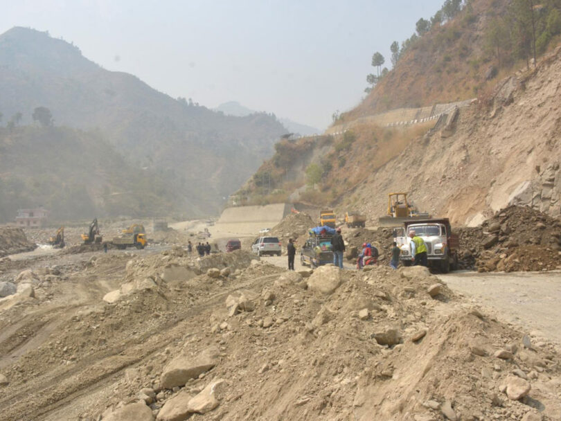 पहिरो र लेदोका कारण बीपी राजमार्ग पूर्ण अवरुद्ध