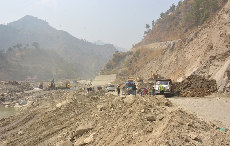 रोशीको पहिरो पन्छाएसँगै खुल्यो बीपी सडक