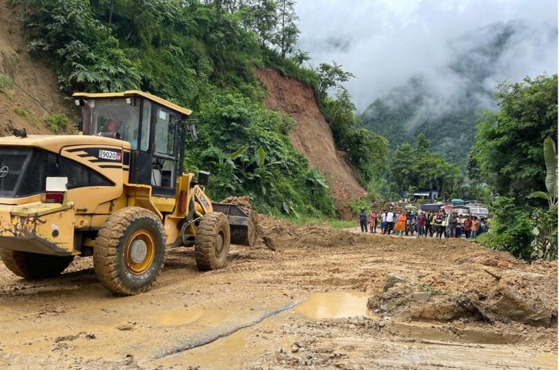 धादिङको थाक्रेमा लेदोसहितको पहिरो, पृथ्वी राजमार्ग  अवरुद्ध