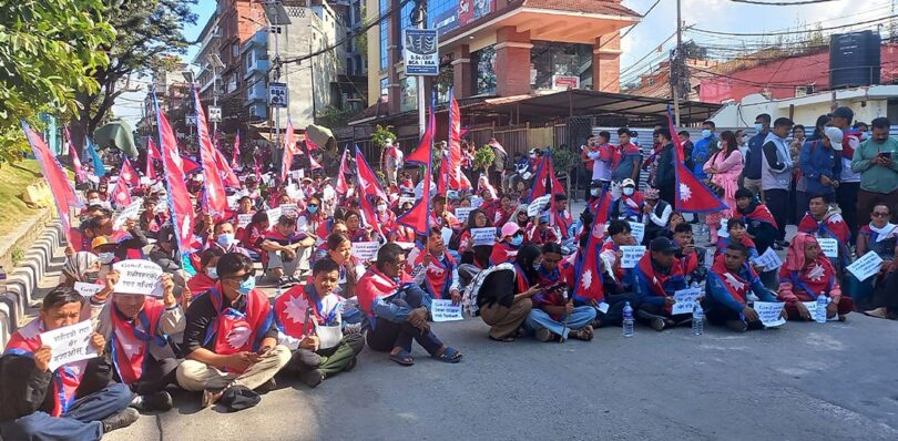 माइतीघरमा जेनजीको धर्ना : ‘सरकार र मिडियाले हामीलाई छुट्याउने काम नगरोस्’