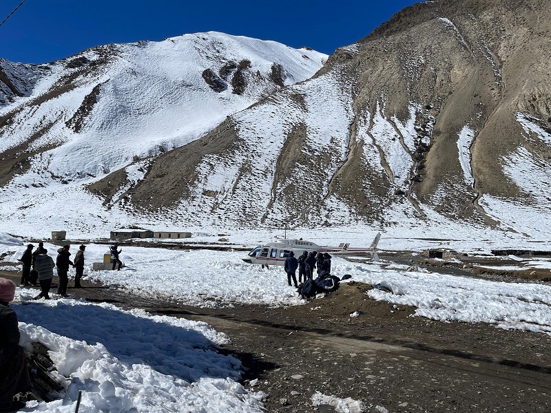 उपल्लो डोल्पामा हिँउमा फसेका ५ जना प्रहरीको सेनाले गर्‍यो उद्धार