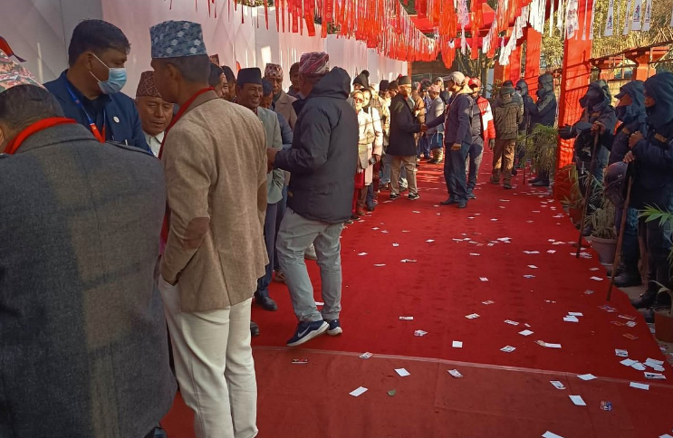 एमालेको नयाँ नेतृत्व चयनका लागि आज मतदान, प्रतिनिधिहरु लाइनमा