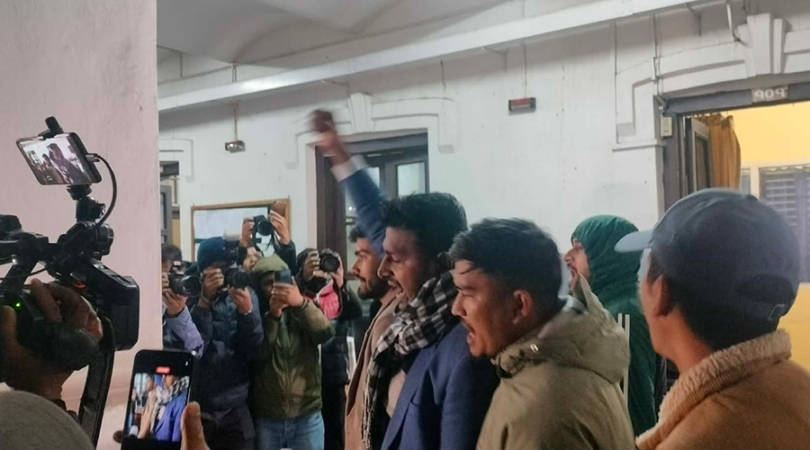 निर्वाचन प्रक्रिया रोक्न माग गर्दै निर्वाचन आयोगभित्र नाराबाजी