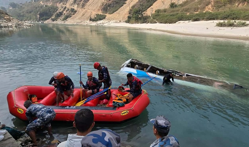 रामेछापमा बस दुर्घटनाका १२ मृतक मध्ये १० जनाको सनाखत