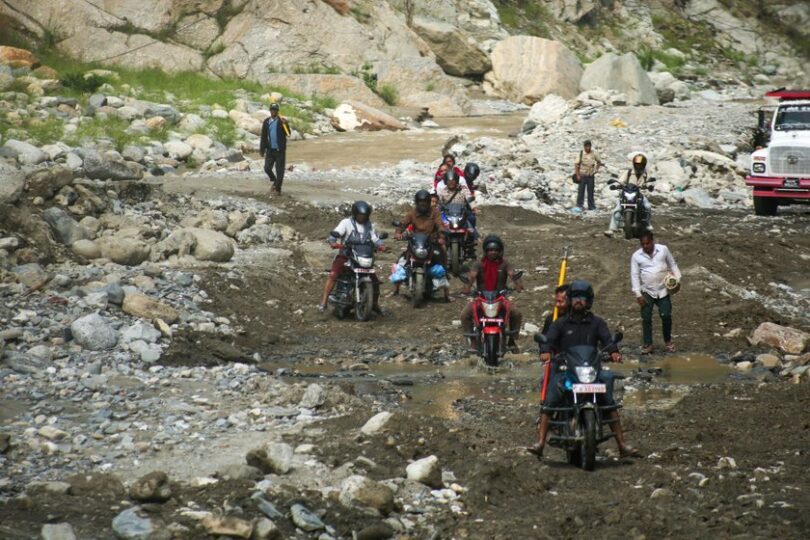 बर्षाले अवरुद्ध केही मुख्य राजमार्गमा यातायात सुरु