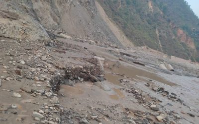 रोशी खोलामा बाढी आएपछि बीपी राजमार्गको काभ्रे खण्ड अवरुद्ध