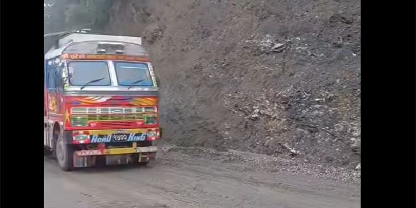 कृष्णभीरको पहिरो पन्छाएपछि सवारी सञ्चालनमा