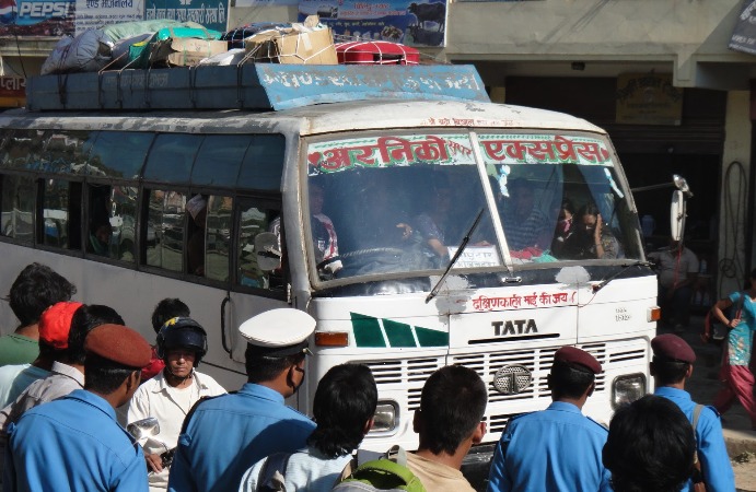 दशैँको मुखमा अरनिको यातायातको सेवा अस्तव्यस्त, यात्रु मारमा