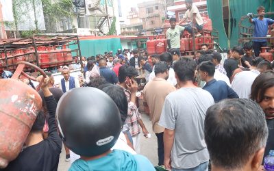काठमाडौं उपत्यकामा तोकिएका ग्यास बिक्री केन्द्रमा उपभोक्ताको भीड