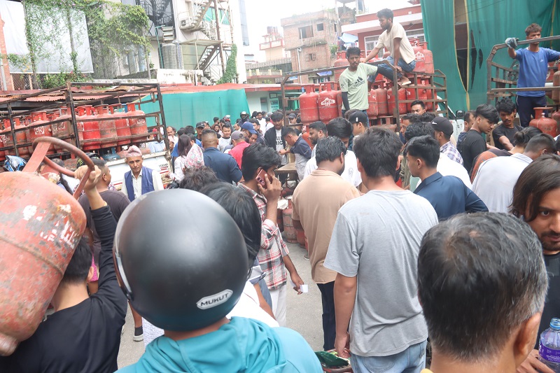 काठमाडौं उपत्यकामा तोकिएका ग्यास बिक्री केन्द्रमा उपभोक्ताको भीड