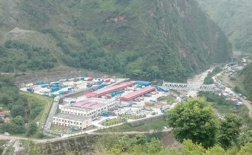 चीनको सवै स्थल नाका समस्या हुँदा दशैंको सामान महंगो, सडक अवरोध नभएको तातोपानी खुलाउन पहल गर्न आवश्यक